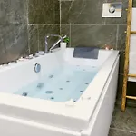 Spacieux 300m2 - Sauna - Bbq - Terrasse 아파트